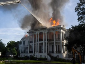 Usai Dikunjungi Annabelle, Rumah Mewah Bersejarah Ini Terbakar