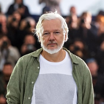 Potret Bos WikiLeaks Pakai Kaos 