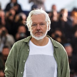 Potret Bos WikiLeaks Pakai Kaos