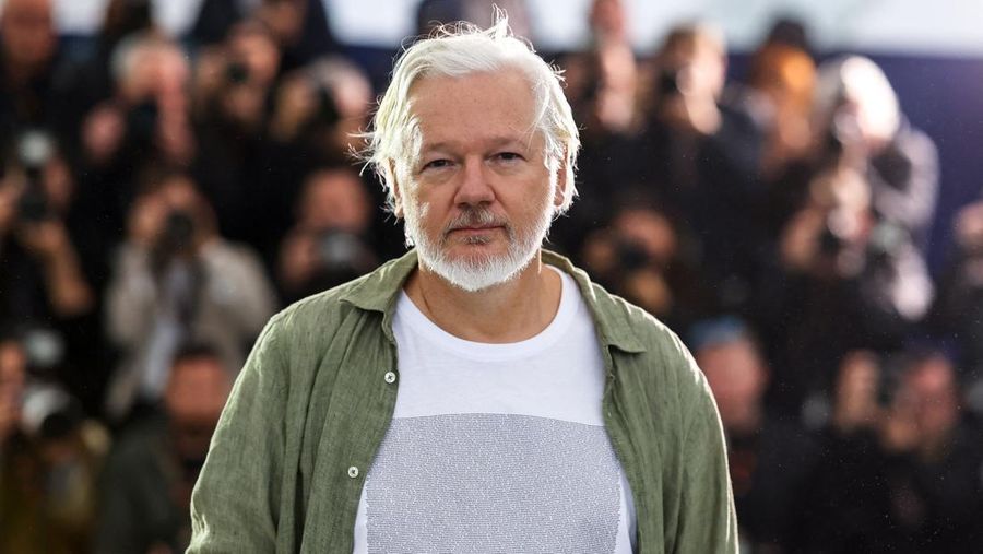 Pendiri WikiLeaks Julian Assange, Stella Assange, sutradara Eugene Jarecki, produser Kathleen Fournier dan pengacara Jennifer Robinson berpose selama sesi pemotretan untuk film dokumenter Pendiri WikiLeaks Julian Assange, Stella Assange, sutradara Eugene Jarecki, produser Kathleen Fournier dan pengacara Jennifer Robinson berpose selama sesi pemotretan untuk film dokumenter