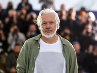 Potret Bos WikiLeaks Pakai Kaos 