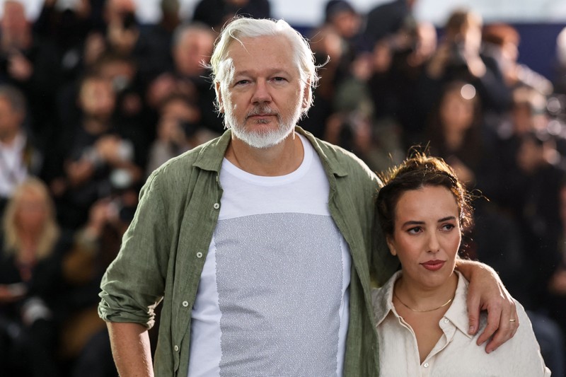 Pendiri WikiLeaks Julian Assange, Stella Assange, sutradara Eugene Jarecki, produser Kathleen Fournier dan pengacara Jennifer Robinson berpose selama sesi pemotretan untuk film dokumenter Pendiri WikiLeaks Julian Assange, Stella Assange, sutradara Eugene Jarecki, produser Kathleen Fournier dan pengacara Jennifer Robinson berpose selama sesi pemotretan untuk film dokumenter