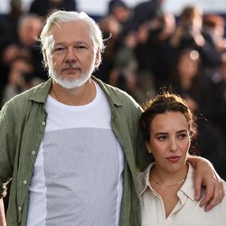 Bos WikiLeaks Pakai Kaos Bertuliskan Nama Anak Gaza di Cannes