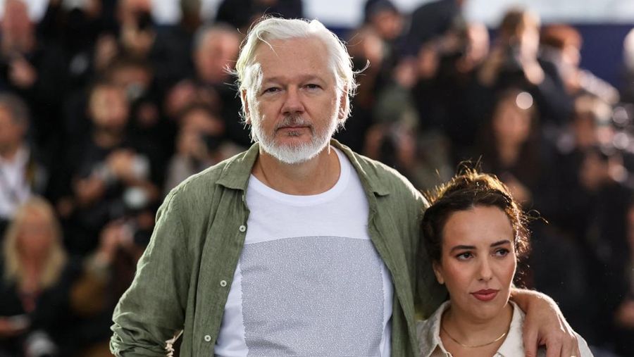 Pendiri WikiLeaks Julian Assange, Stella Assange, sutradara Eugene Jarecki, produser Kathleen Fournier dan pengacara Jennifer Robinson berpose selama sesi pemotretan untuk film dokumenter Pendiri WikiLeaks Julian Assange, Stella Assange, sutradara Eugene Jarecki, produser Kathleen Fournier dan pengacara Jennifer Robinson berpose selama sesi pemotretan untuk film dokumenter