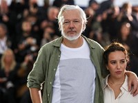 Bos WikiLeaks Pakai Kaos Bertuliskan Nama Anak Gaza di Cannes