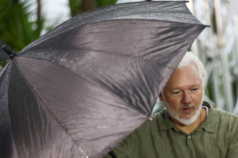 Pendiri WikiLeaks Julian Assange, Stella Assange, sutradara Eugene Jarecki, produser Kathleen Fournier dan pengacara Jennifer Robinson berpose selama sesi pemotretan untuk film dokumenter Pendiri WikiLeaks Julian Assange, Stella Assange, sutradara Eugene Jarecki, produser Kathleen Fournier dan pengacara Jennifer Robinson berpose selama sesi pemotretan untuk film dokumenter