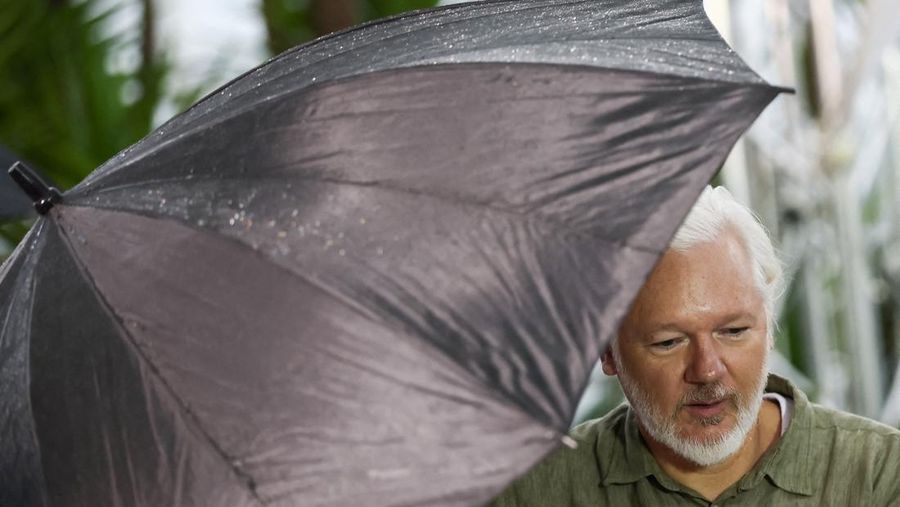 Pendiri WikiLeaks Julian Assange, Stella Assange, sutradara Eugene Jarecki, produser Kathleen Fournier dan pengacara Jennifer Robinson berpose selama sesi pemotretan untuk film dokumenter Pendiri WikiLeaks Julian Assange, Stella Assange, sutradara Eugene Jarecki, produser Kathleen Fournier dan pengacara Jennifer Robinson berpose selama sesi pemotretan untuk film dokumenter