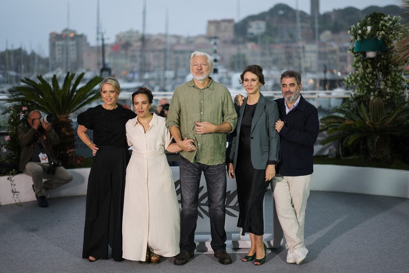 Pendiri WikiLeaks Julian Assange, Stella Assange, sutradara Eugene Jarecki, produser Kathleen Fournier dan pengacara Jennifer Robinson berpose selama sesi pemotretan untuk film dokumenter Pendiri WikiLeaks Julian Assange, Stella Assange, sutradara Eugene Jarecki, produser Kathleen Fournier dan pengacara Jennifer Robinson berpose selama sesi pemotretan untuk film dokumenter