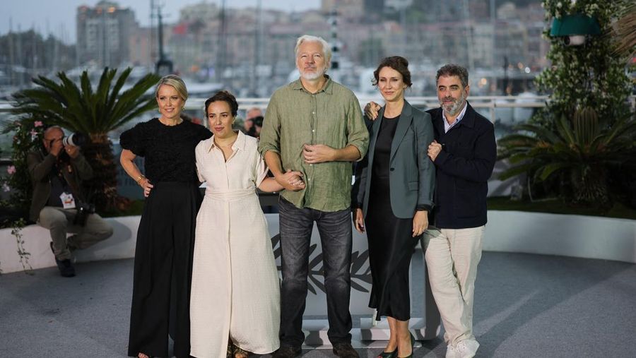 Pendiri WikiLeaks Julian Assange, Stella Assange, sutradara Eugene Jarecki, produser Kathleen Fournier dan pengacara Jennifer Robinson berpose selama sesi pemotretan untuk film dokumenter Pendiri WikiLeaks Julian Assange, Stella Assange, sutradara Eugene Jarecki, produser Kathleen Fournier dan pengacara Jennifer Robinson berpose selama sesi pemotretan untuk film dokumenter