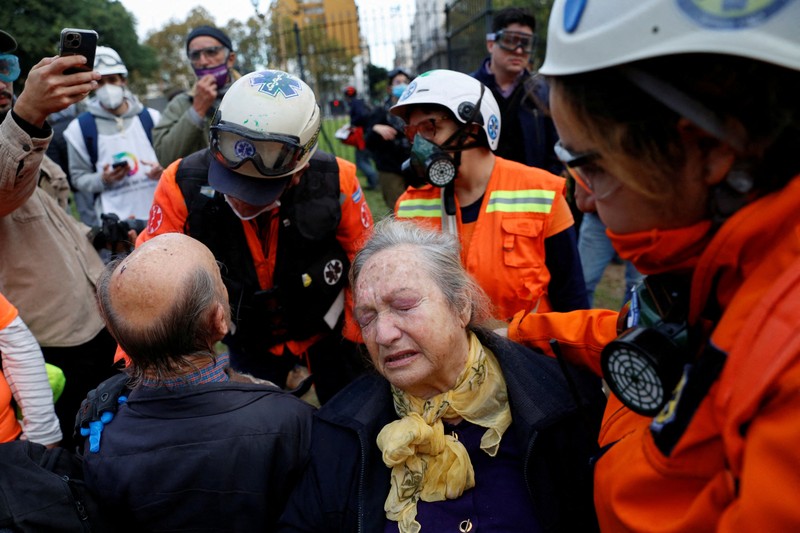 Anggota Prefektur Angkatan Laut Argentina menyemprotkan gas anti huru hara kepada anggota pers selama protes mingguan para pensiunan terhadap kebijakan penghematan Presiden Argentina Javier Milei, di luar Kongres Nasional, di Buenos Aires, Argentina, 21 Mei 2025. Anggota Prefektur Angkatan Laut Argentina menyemprotkan gas anti huru hara kepada anggota pers selama protes mingguan para pensiunan terhadap kebijakan penghematan Presiden Argentina Javier Milei, di luar Kongres Nasional, di Buenos Aires, Argentina, 21 Mei 2025. (REUTERS/Francisco Loureiro)