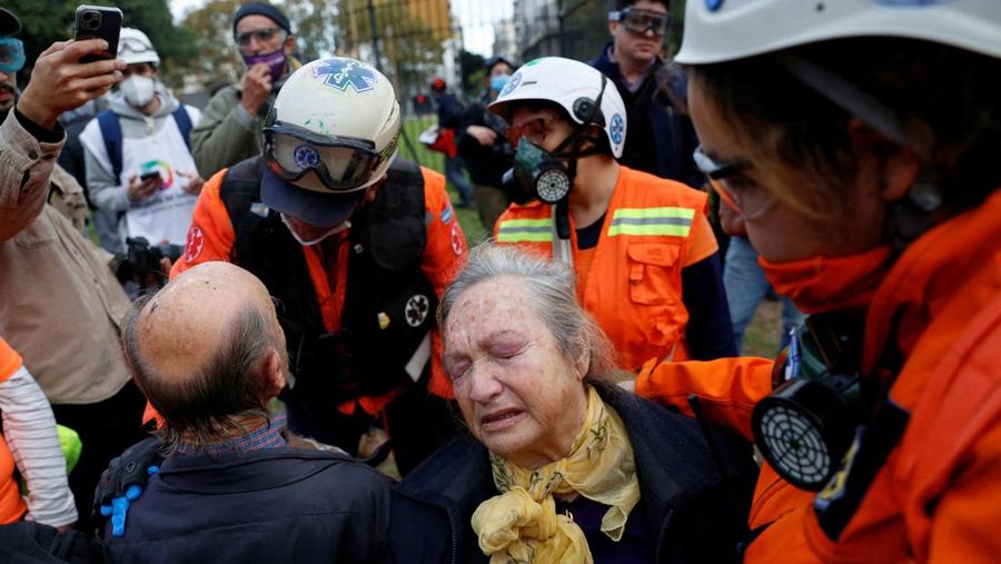 Anggota Prefektur Angkatan Laut Argentina menyemprotkan gas anti huru hara kepada anggota pers selama protes mingguan para pensiunan terhadap kebijakan penghematan Presiden Argentina Javier Milei, di luar Kongres Nasional, di Buenos Aires, Argentina, 21 Mei 2025. Anggota Prefektur Angkatan Laut Argentina menyemprotkan gas anti huru hara kepada anggota pers selama protes mingguan para pensiunan terhadap kebijakan penghematan Presiden Argentina Javier Milei, di luar Kongres Nasional, di Buenos Aires, Argentina, 21 Mei 2025. (REUTERS/Francisco Loureiro)