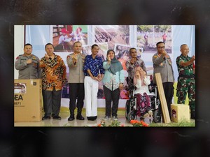 Wujud Cinta Kasih, Polisi Beri Kado Alat Musik ke SLB di Bekasi