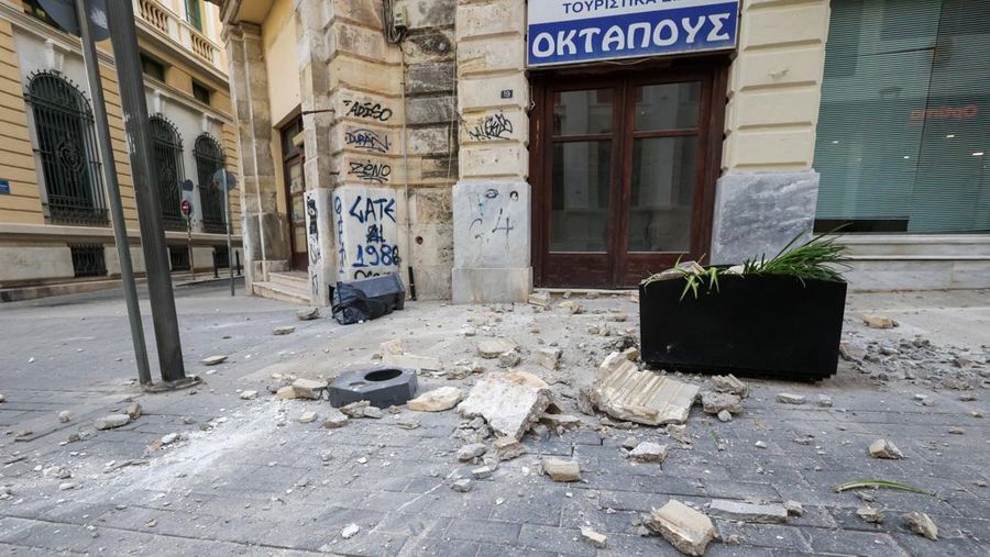 Seorang turis mengambil foto bangunan yang rusak akibat gempa bumi yang melanda Pulau Kreta di Heraklion, Yunani, 22 Mei 2025. (REUTERS/Stefanos Rapanis) Seorang turis mengambil foto bangunan yang rusak akibat gempa bumi yang melanda Pulau Kreta di Heraklion, Yunani, 22 Mei 2025. (REUTERS/Stefanos Rapanis)