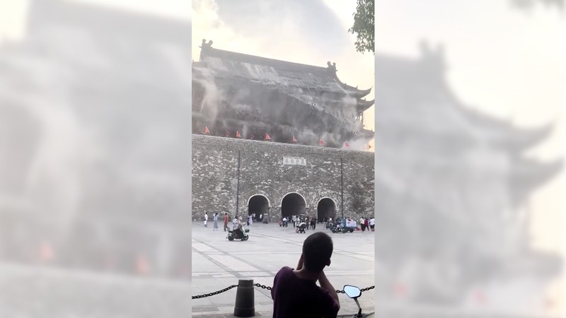 Sebuah video yang terekam oleh warga memperlihatkan detik-detik runtuhnya bagian atap sebuah menara bersejarah di Fengyang, Provinsi Anhui, China pada Senin (19/5). Sebuah video yang terekam oleh warga memperlihatkan detik-detik runtuhnya bagian atap sebuah menara bersejarah di Fengyang, Provinsi Anhui, China pada Senin (19/5). (Tangkapan Layar Video Reuters/SOCIAL MEDIA)