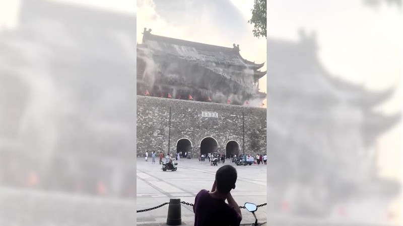 Sebuah video yang terekam oleh warga memperlihatkan detik-detik runtuhnya bagian atap sebuah menara bersejarah di Fengyang, Provinsi Anhui, China pada Senin (19/5). (Tangkapan Layar Video Reuters/SOCIAL MEDIA)