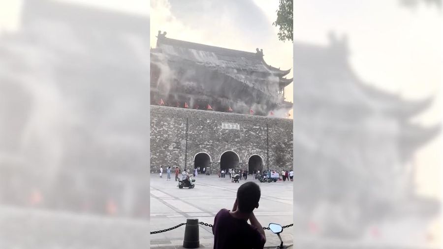 Sebuah video yang terekam oleh warga memperlihatkan detik-detik runtuhnya bagian atap sebuah menara bersejarah di Fengyang, Provinsi Anhui, China pada Senin (19/5). Sebuah video yang terekam oleh warga memperlihatkan detik-detik runtuhnya bagian atap sebuah menara bersejarah di Fengyang, Provinsi Anhui, China pada Senin (19/5). (Tangkapan Layar Video Reuters/SOCIAL MEDIA)