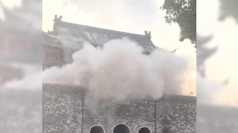 Sebuah video yang terekam oleh warga memperlihatkan detik-detik runtuhnya bagian atap sebuah menara bersejarah di Fengyang, Provinsi Anhui, China pada Senin (19/5). Sebuah video yang terekam oleh warga memperlihatkan detik-detik runtuhnya bagian atap sebuah menara bersejarah di Fengyang, Provinsi Anhui, China pada Senin (19/5). (Tangkapan Layar Video Reuters/SOCIAL MEDIA)