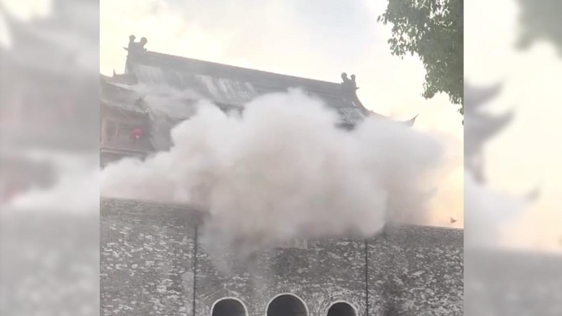 Sebuah video yang terekam oleh warga memperlihatkan detik-detik runtuhnya bagian atap sebuah menara bersejarah di Fengyang, Provinsi Anhui, China pada Senin (19/5). (Tangkapan Layar Video Reuters/SOCIAL MEDIA)