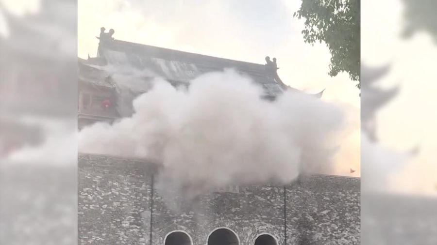Sebuah video yang terekam oleh warga memperlihatkan detik-detik runtuhnya bagian atap sebuah menara bersejarah di Fengyang, Provinsi Anhui, China pada Senin (19/5). Sebuah video yang terekam oleh warga memperlihatkan detik-detik runtuhnya bagian atap sebuah menara bersejarah di Fengyang, Provinsi Anhui, China pada Senin (19/5). (Tangkapan Layar Video Reuters/SOCIAL MEDIA)