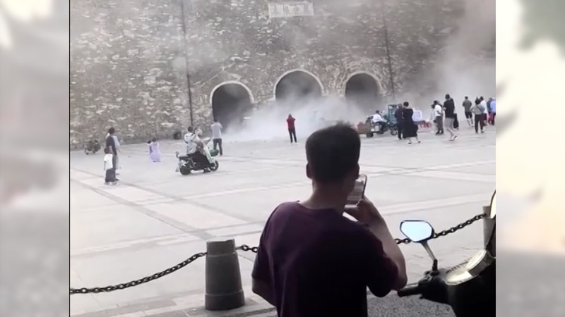 Sebuah video yang terekam oleh warga memperlihatkan detik-detik runtuhnya bagian atap sebuah menara bersejarah di Fengyang, Provinsi Anhui, China pada Senin (19/5). Sebuah video yang terekam oleh warga memperlihatkan detik-detik runtuhnya bagian atap sebuah menara bersejarah di Fengyang, Provinsi Anhui, China pada Senin (19/5). (Tangkapan Layar Video Reuters/SOCIAL MEDIA)