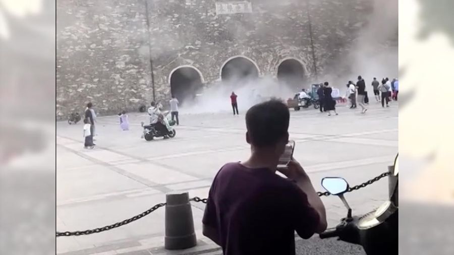 Sebuah video yang terekam oleh warga memperlihatkan detik-detik runtuhnya bagian atap sebuah menara bersejarah di Fengyang, Provinsi Anhui, China pada Senin (19/5). (Tangkapan Layar Video Reuters/SOCIAL MEDIA)