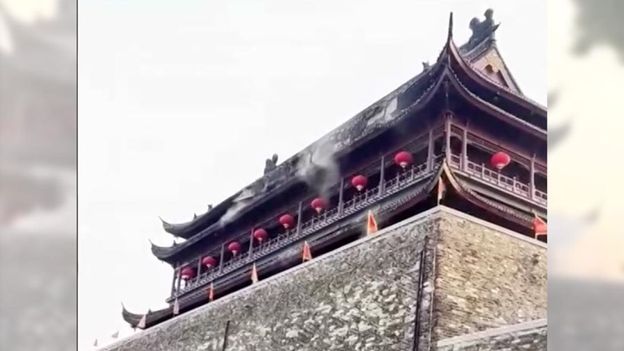 Sebuah video yang terekam oleh warga memperlihatkan detik-detik runtuhnya bagian atap sebuah menara bersejarah di Fengyang, Provinsi Anhui, China pada Senin (19/5). (Tangkapan Layar Video Reuters/SOCIAL MEDIA)