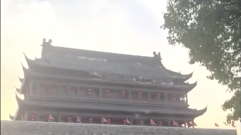 Sebuah video yang terekam oleh warga memperlihatkan detik-detik runtuhnya bagian atap sebuah menara bersejarah di Fengyang, Provinsi Anhui, China pada Senin (19/5). (Tangkapan Layar Video Reuters/SOCIAL MEDIA)