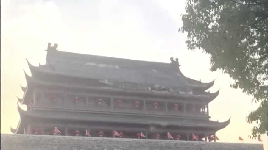 Sebuah video yang terekam oleh warga memperlihatkan detik-detik runtuhnya bagian atap sebuah menara bersejarah di Fengyang, Provinsi Anhui, China pada Senin (19/5). Sebuah video yang terekam oleh warga memperlihatkan detik-detik runtuhnya bagian atap sebuah menara bersejarah di Fengyang, Provinsi Anhui, China pada Senin (19/5). (Tangkapan Layar Video Reuters/SOCIAL MEDIA)