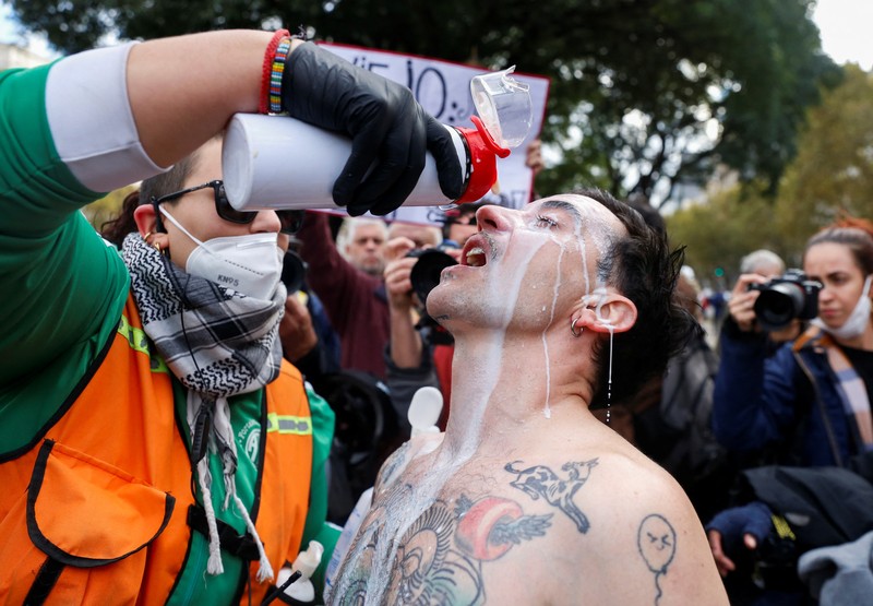 Anggota Prefektur Angkatan Laut Argentina menyemprotkan gas anti huru hara kepada anggota pers selama protes mingguan para pensiunan terhadap kebijakan penghematan Presiden Argentina Javier Milei, di luar Kongres Nasional, di Buenos Aires, Argentina, 21 Mei 2025. Anggota Prefektur Angkatan Laut Argentina menyemprotkan gas anti huru hara kepada anggota pers selama protes mingguan para pensiunan terhadap kebijakan penghematan Presiden Argentina Javier Milei, di luar Kongres Nasional, di Buenos Aires, Argentina, 21 Mei 2025. (REUTERS/Francisco Loureiro)