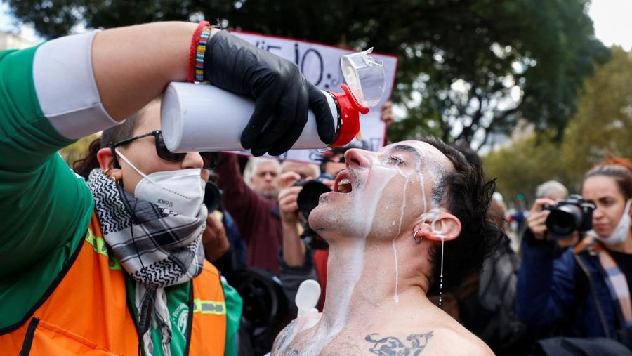 Anggota Prefektur Angkatan Laut Argentina menyemprotkan gas anti huru hara kepada anggota pers selama protes mingguan para pensiunan terhadap kebijakan penghematan Presiden Argentina Javier Milei, di luar Kongres Nasional, di Buenos Aires, Argentina, 21 Mei 2025. Anggota Prefektur Angkatan Laut Argentina menyemprotkan gas anti huru hara kepada anggota pers selama protes mingguan para pensiunan terhadap kebijakan penghematan Presiden Argentina Javier Milei, di luar Kongres Nasional, di Buenos Aires, Argentina, 21 Mei 2025. (REUTERS/Francisco Loureiro)