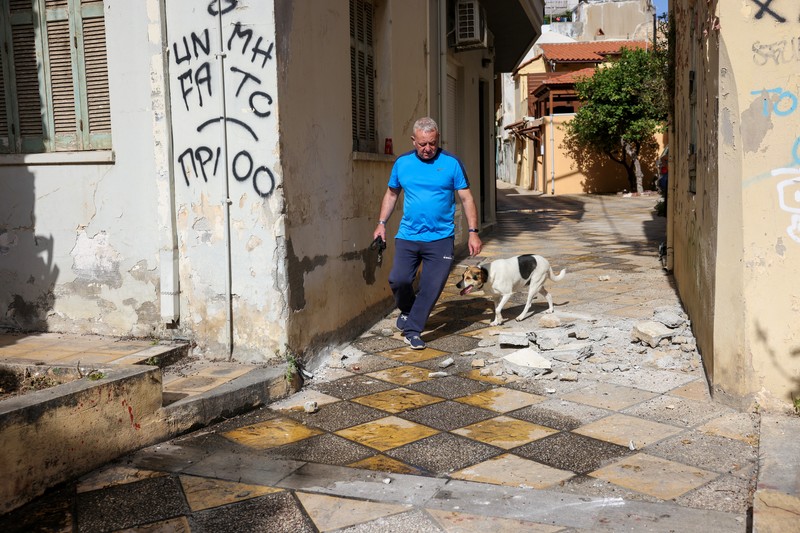 Seorang turis mengambil foto bangunan yang rusak akibat gempa bumi yang melanda Pulau Kreta di Heraklion, Yunani, 22 Mei 2025. (REUTERS/Stefanos Rapanis) Seorang turis mengambil foto bangunan yang rusak akibat gempa bumi yang melanda Pulau Kreta di Heraklion, Yunani, 22 Mei 2025. (REUTERS/Stefanos Rapanis)