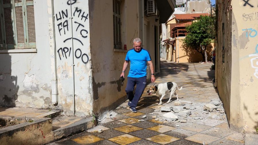Seorang turis mengambil foto bangunan yang rusak akibat gempa bumi yang melanda Pulau Kreta di Heraklion, Yunani, 22 Mei 2025. (REUTERS/Stefanos Rapanis) Seorang turis mengambil foto bangunan yang rusak akibat gempa bumi yang melanda Pulau Kreta di Heraklion, Yunani, 22 Mei 2025. (REUTERS/Stefanos Rapanis)