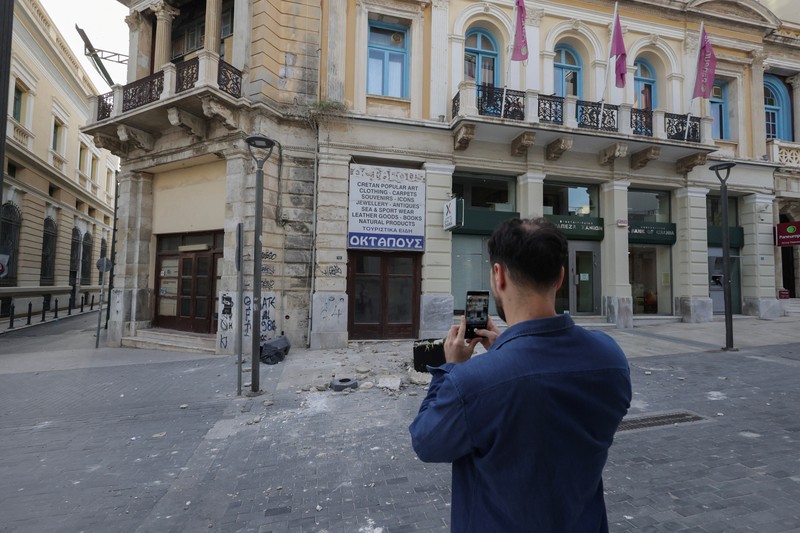 Seorang turis mengambil foto bangunan yang rusak akibat gempa bumi yang melanda Pulau Kreta di Heraklion, Yunani, 22 Mei 2025. (REUTERS/Stefanos Rapanis) Seorang turis mengambil foto bangunan yang rusak akibat gempa bumi yang melanda Pulau Kreta di Heraklion, Yunani, 22 Mei 2025. (REUTERS/Stefanos Rapanis)