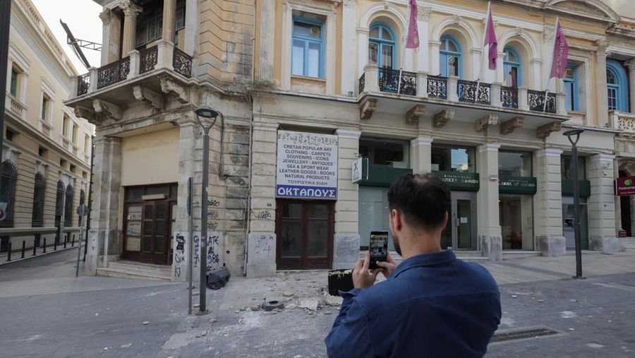 Seorang turis mengambil foto bangunan yang rusak akibat gempa bumi yang melanda Pulau Kreta di Heraklion, Yunani, 22 Mei 2025. (REUTERS/Stefanos Rapanis) Seorang turis mengambil foto bangunan yang rusak akibat gempa bumi yang melanda Pulau Kreta di Heraklion, Yunani, 22 Mei 2025. (REUTERS/Stefanos Rapanis)