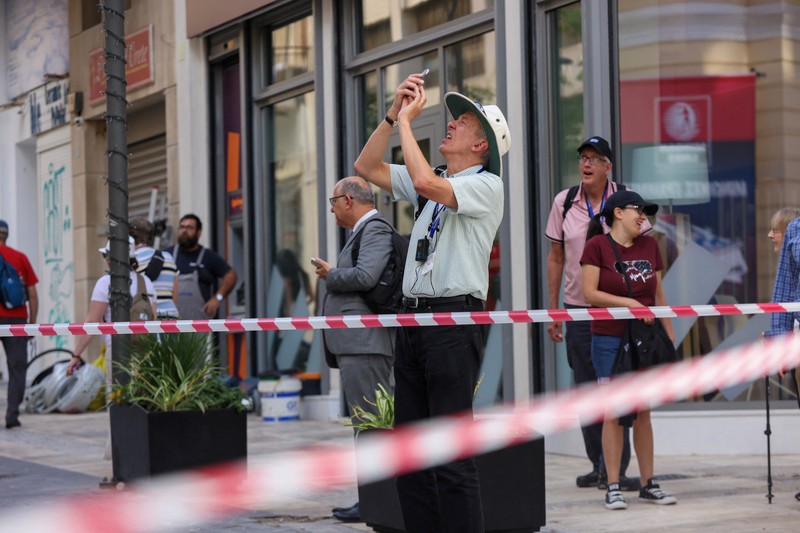 Seorang turis mengambil foto bangunan yang rusak akibat gempa bumi yang melanda Pulau Kreta di Heraklion, Yunani, 22 Mei 2025. (REUTERS/Stefanos Rapanis) Seorang turis mengambil foto bangunan yang rusak akibat gempa bumi yang melanda Pulau Kreta di Heraklion, Yunani, 22 Mei 2025. (REUTERS/Stefanos Rapanis)