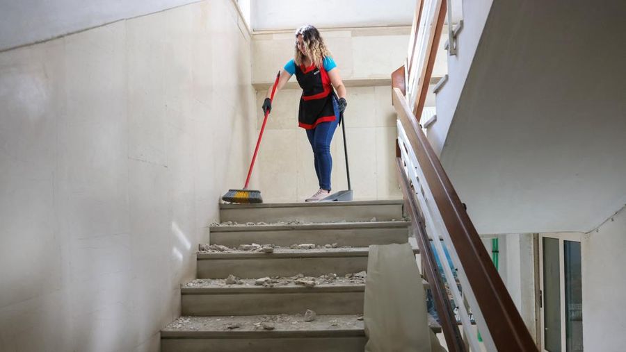 Seorang turis mengambil foto bangunan yang rusak akibat gempa bumi yang melanda Pulau Kreta di Heraklion, Yunani, 22 Mei 2025. (REUTERS/Stefanos Rapanis) Seorang turis mengambil foto bangunan yang rusak akibat gempa bumi yang melanda Pulau Kreta di Heraklion, Yunani, 22 Mei 2025. (REUTERS/Stefanos Rapanis)