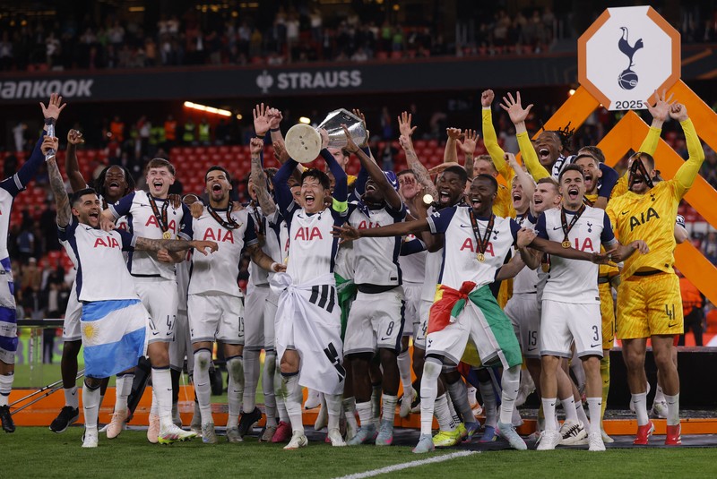 Son Heung-min mengangkat trofi bersama rekan-rekan setimnya setelah Tottenham Hotspur menjuarai Final Liga Europa melawan Manchester United di San Mames, Bilbao, Spanyol, 21 Mei 2025. (REUTERS/Andrew Couldridge)