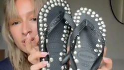 Viral Tren Hiasi Sandal Jepit Pakai Paku Payung, Murah Tapi Berbahaya