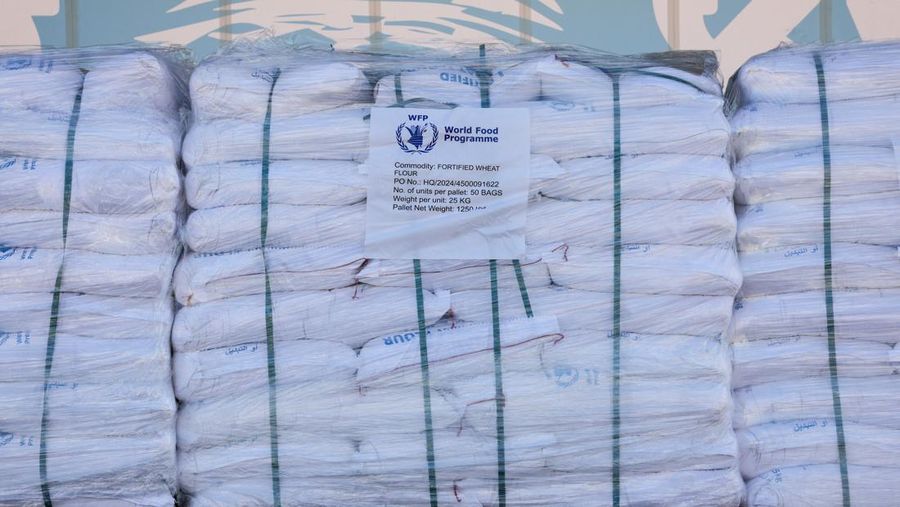 Truk pengangkut bantuan melewati perbatasan Kerem Shalom antara Israel dan Gaza, sebelum memasuki Gaza, di sisi Israel di perbatasan Israel-Gaza, 22 Mei 2025. (REUTERS/Ammar Awad)