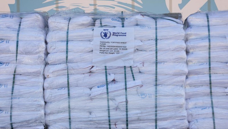 Truk pengangkut bantuan melewati perbatasan Kerem Shalom antara Israel dan Gaza, sebelum memasuki Gaza, di sisi Israel di perbatasan Israel-Gaza, 22 Mei 2025. (REUTERS/Ammar Awad)