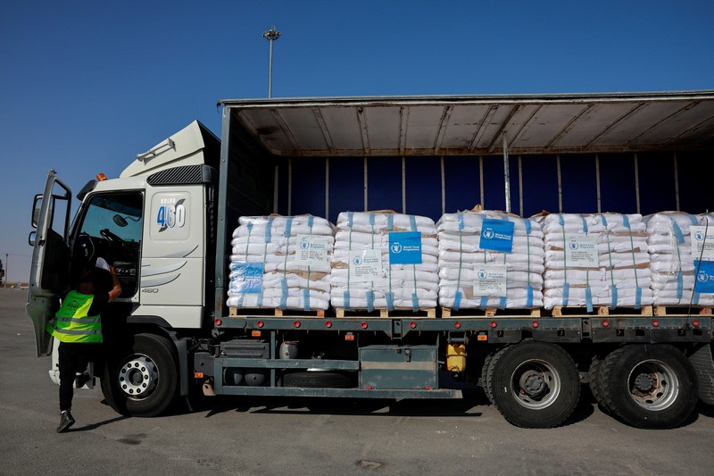 Truk pengangkut bantuan melewati perbatasan Kerem Shalom antara Israel dan Gaza, sebelum memasuki Gaza, di sisi Israel di perbatasan Israel-Gaza, 22 Mei 2025. (REUTERS/Ammar Awad) Truk pengangkut bantuan melewati perbatasan Kerem Shalom antara Israel dan Gaza, sebelum memasuki Gaza, di sisi Israel di perbatasan Israel-Gaza, 22 Mei 2025. (REUTERS/Ammar Awad)