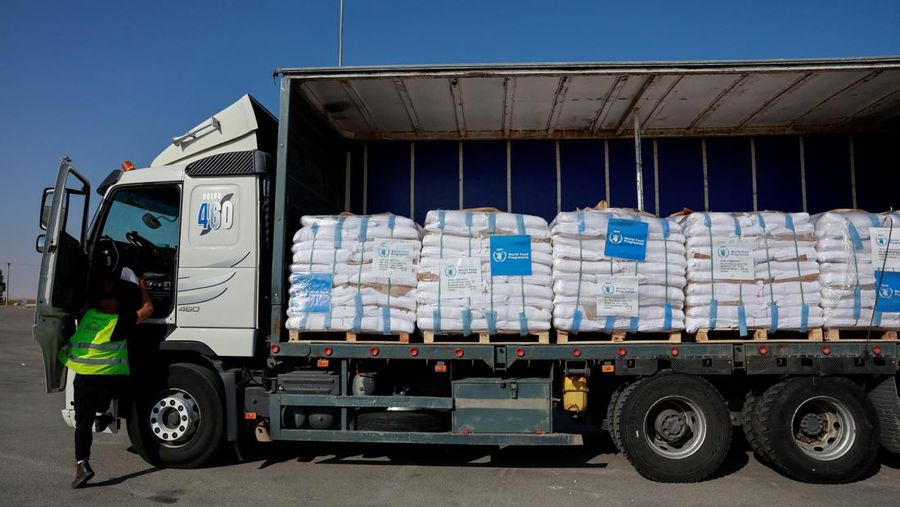 Truk pengangkut bantuan melewati perbatasan Kerem Shalom antara Israel dan Gaza, sebelum memasuki Gaza, di sisi Israel di perbatasan Israel-Gaza, 22 Mei 2025. (REUTERS/Ammar Awad)