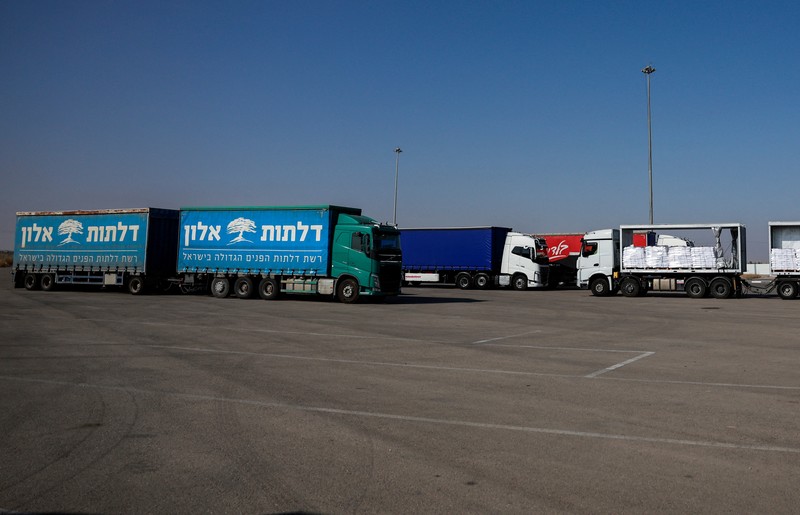 Truk pengangkut bantuan melewati perbatasan Kerem Shalom antara Israel dan Gaza, sebelum memasuki Gaza, di sisi Israel di perbatasan Israel-Gaza, 22 Mei 2025. (REUTERS/Ammar Awad) Truk pengangkut bantuan melewati perbatasan Kerem Shalom antara Israel dan Gaza, sebelum memasuki Gaza, di sisi Israel di perbatasan Israel-Gaza, 22 Mei 2025. (REUTERS/Ammar Awad)