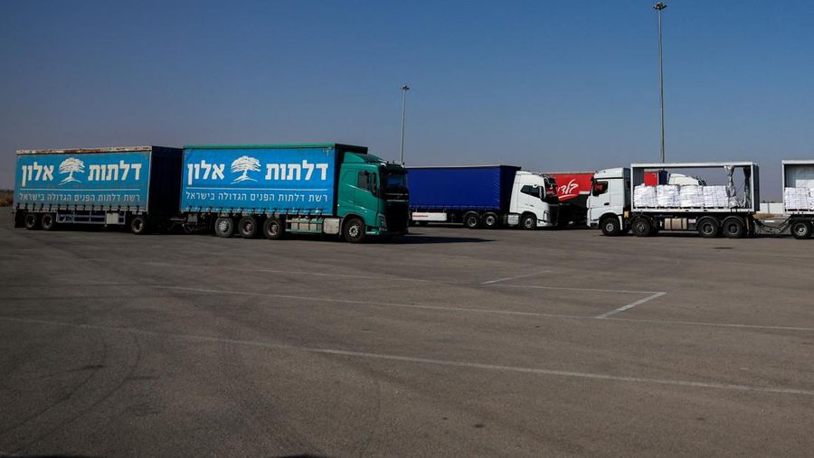 Truk pengangkut bantuan melewati perbatasan Kerem Shalom antara Israel dan Gaza, sebelum memasuki Gaza, di sisi Israel di perbatasan Israel-Gaza, 22 Mei 2025. (REUTERS/Ammar Awad) Truk pengangkut bantuan melewati perbatasan Kerem Shalom antara Israel dan Gaza, sebelum memasuki Gaza, di sisi Israel di perbatasan Israel-Gaza, 22 Mei 2025. (REUTERS/Ammar Awad)