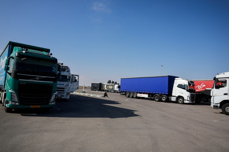 Truk pengangkut bantuan melewati perbatasan Kerem Shalom antara Israel dan Gaza, sebelum memasuki Gaza, di sisi Israel di perbatasan Israel-Gaza, 22 Mei 2025. (REUTERS/Ammar Awad)