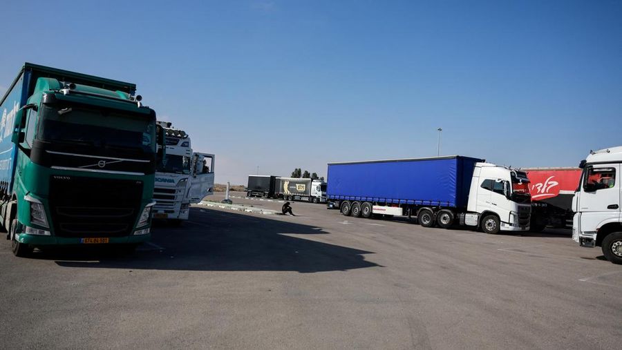 Truk pengangkut bantuan melewati perbatasan Kerem Shalom antara Israel dan Gaza, sebelum memasuki Gaza, di sisi Israel di perbatasan Israel-Gaza, 22 Mei 2025. (REUTERS/Ammar Awad) Truk pengangkut bantuan melewati perbatasan Kerem Shalom antara Israel dan Gaza, sebelum memasuki Gaza, di sisi Israel di perbatasan Israel-Gaza, 22 Mei 2025. (REUTERS/Ammar Awad)