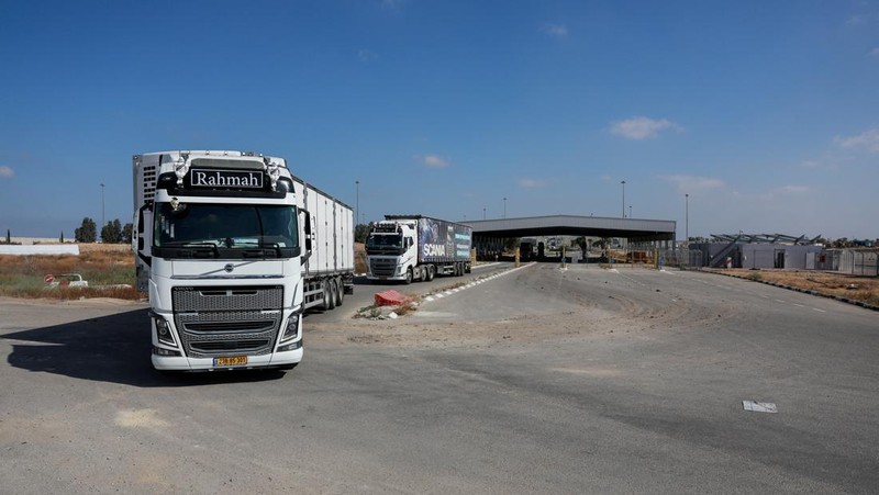 Truk pengangkut bantuan melewati perbatasan Kerem Shalom antara Israel dan Gaza, sebelum memasuki Gaza, di sisi Israel di perbatasan Israel-Gaza, 22 Mei 2025. (REUTERS/Ammar Awad)