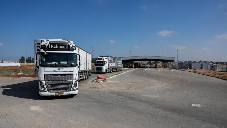 Truk pengangkut bantuan melewati perbatasan Kerem Shalom antara Israel dan Gaza, sebelum memasuki Gaza, di sisi Israel di perbatasan Israel-Gaza, 22 Mei 2025. (REUTERS/Ammar Awad) Truk pengangkut bantuan melewati perbatasan Kerem Shalom antara Israel dan Gaza, sebelum memasuki Gaza, di sisi Israel di perbatasan Israel-Gaza, 22 Mei 2025. (REUTERS/Ammar Awad)