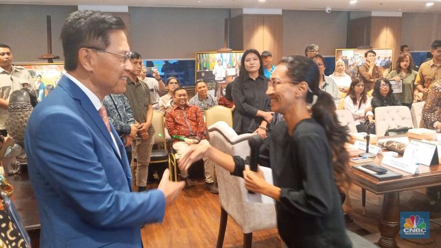 CEO Lippo Group, James Riady menyalami konsumen Meikarta yang menerima refund tahap pertama, Kamis (22/5/2025). (CNBC Indonesia/Robertus Andrianto)