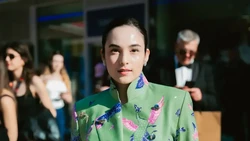 Gaya Chelsea Islan Pakai Kebaya Janggan di Cannes Jelang Debut Jadi Produser